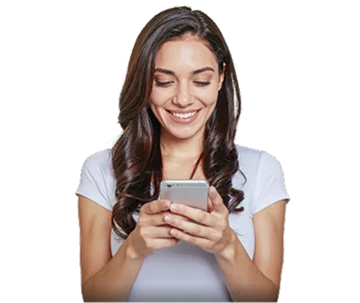 Mujer feliz con su celular